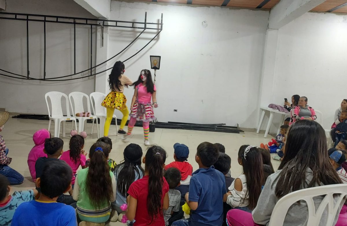 Colectivos independientes llevan arte y rap gratuito a los niños en halloween.