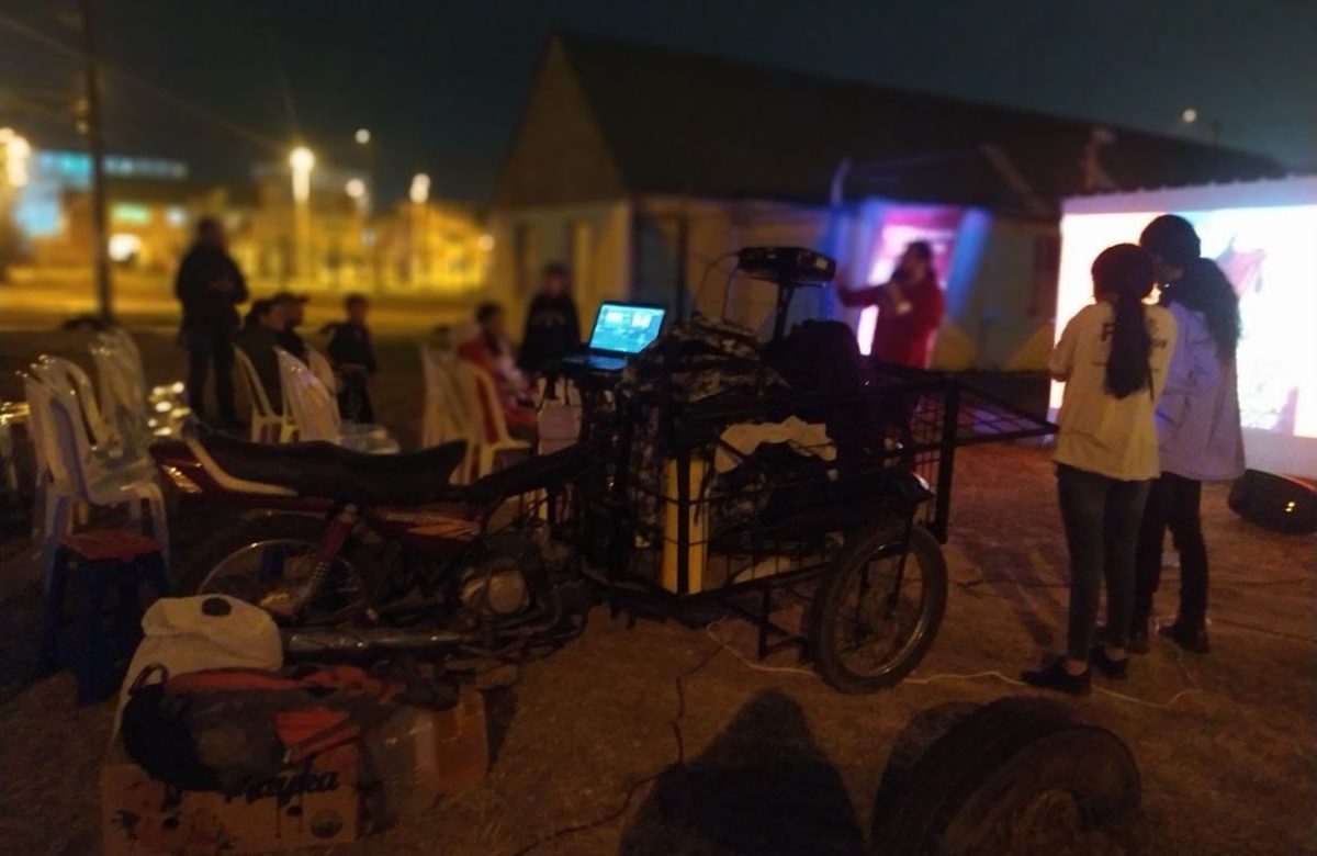 La carreta audiovisual que recorre suacha llevando cine gratuito a los barrios y veredas.