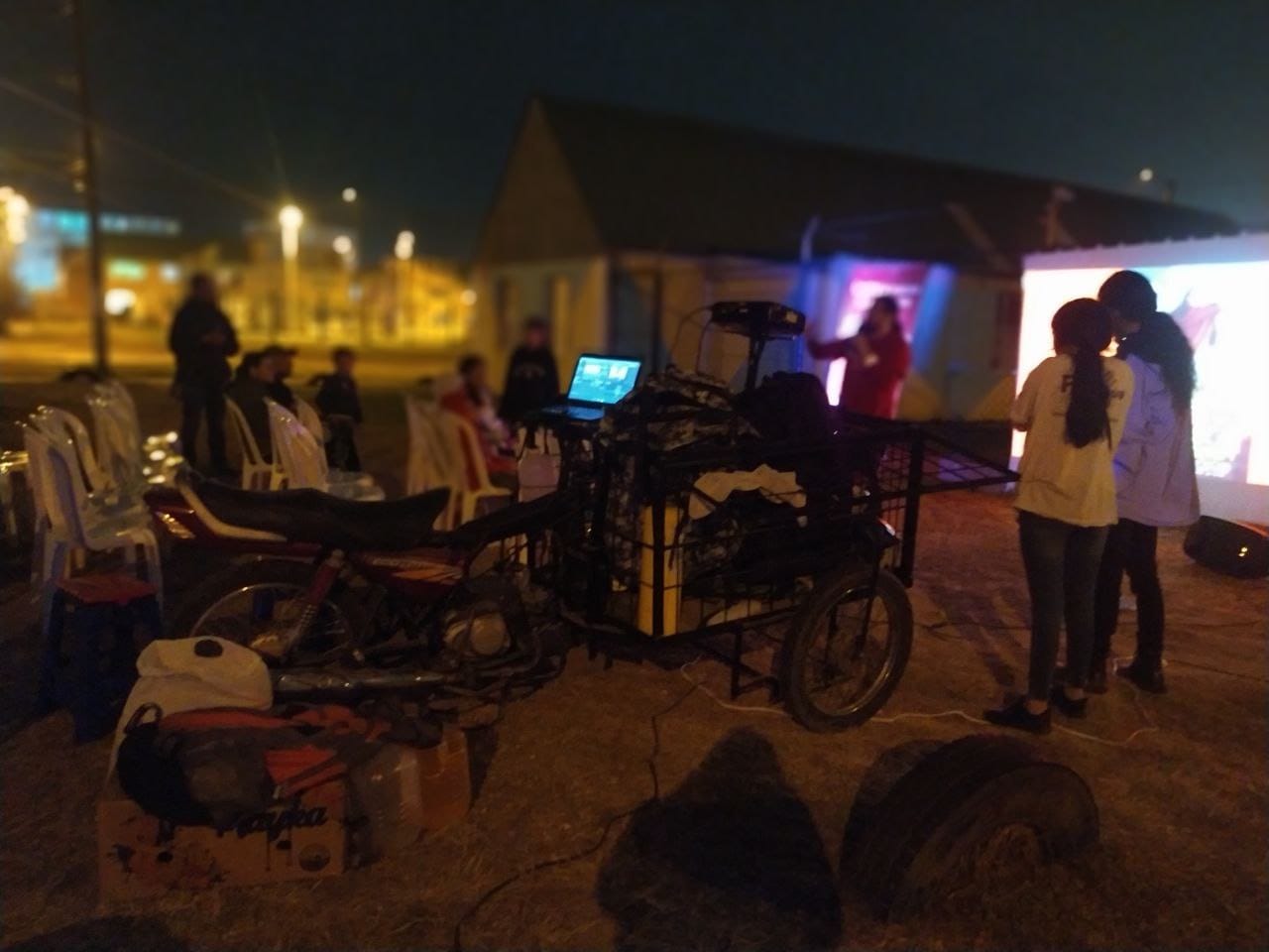 La carreta audiovisual que recorre suacha llevando cine gratuito a los barrios y veredas.